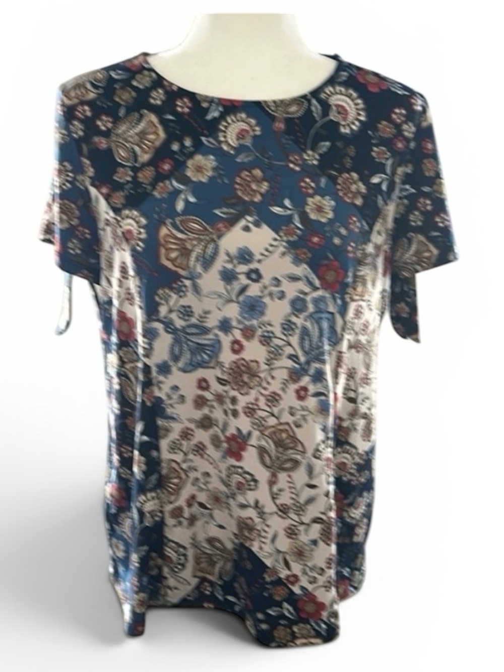 Westport Women's Top, PL. Short Sleeves Split Ties Floral Multicolor.
Soft